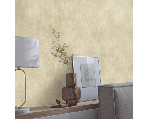 Närbild av en strukturtapet med en dekoration av en lampa, vas och fotoram på en hylla