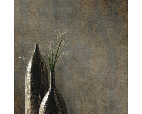 Dekorativa vaser med växter framför en väggbeklädnad