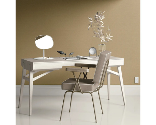 Dekorativt arbetsrum med skrivbord, stol och bordslampa