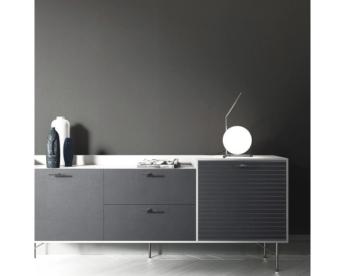 Modernt sidobord med lådor, dörr, bordslampa och dekorativa vaser