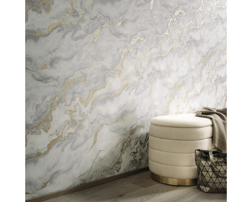 Dekorativt rum med marmortapet, sittpuff och handväska