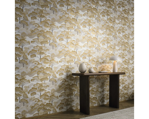 Vardagsrum med mönstrad tapet och konsol med lampa