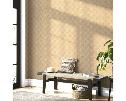 Väggdekoration med mönstrad tapet, bänk och dekorativa element för en stilfull rumsmiljö.