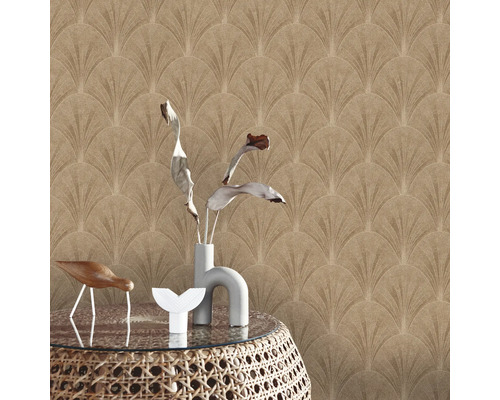 Interiörbild av ett rum med en vägg täckt av tapeter med ett fläktmönster och ett bord med dekorativa föremål.