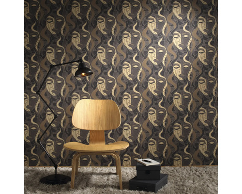 Rumsöversikt med mönstrad tapet, stol och golvlampa