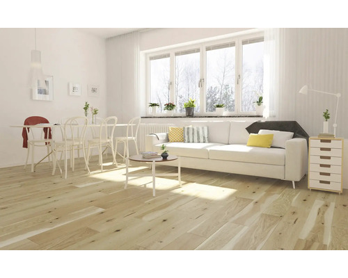 Ljust vardagsrum med matbord, soffa och parkettgolv