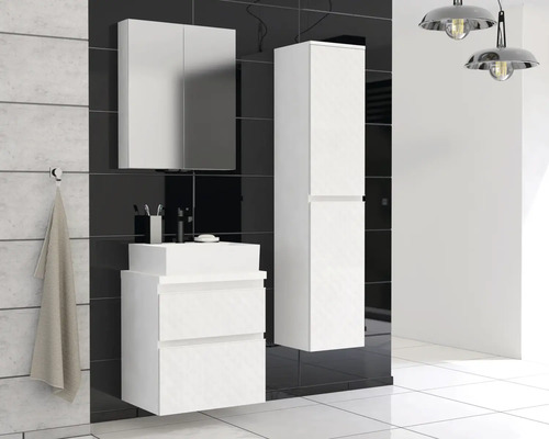 Badrum med tvättställsskåp, spegelskåp och högskåp i modern design