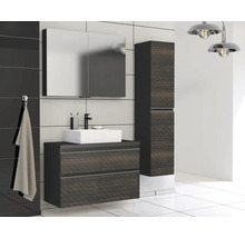 Badrum med tvättställ, spegelskåp och högskåp i modern design