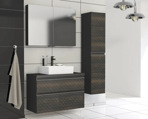 Badrum med tvättställ, spegelskåp och högskåp i modern design