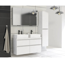 Modernt badrum med dubbla handfat, spegelskåp och högskåp i en ljus design.