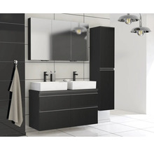 Badrum med dubbla handfat, spegelskåp och högskåp i mörk design