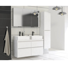Badrum med dubbla handfat, spegelskåp och högskåp i vit design