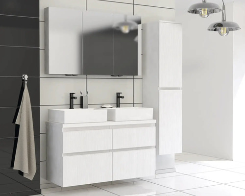 Badrum med dubbla handfat, spegelskåp och högskåp i vit design