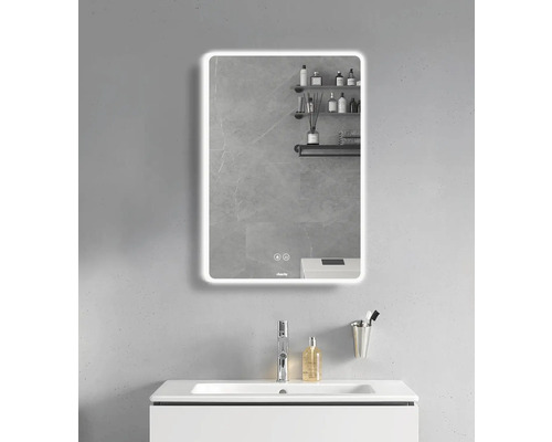 Badrum med tvättställsskåp, armatur och belyst spegel