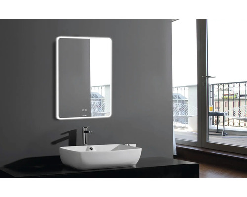 Badrum med handfat och spegel med LED-belysning