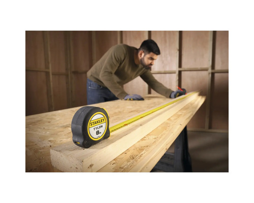 Stanley Tylon rullbandmått med arbetare som mäter en bit trä