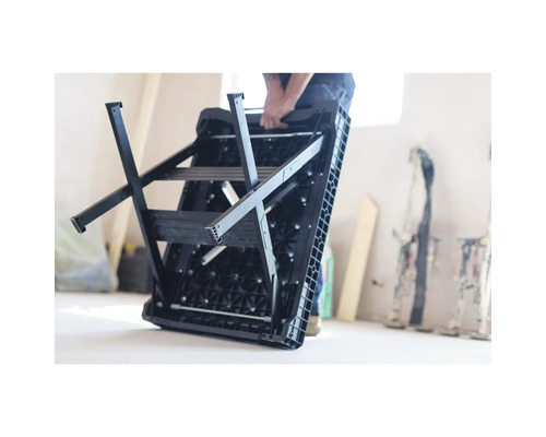 Hopfälld arbetsplattform av plast med stålfötter