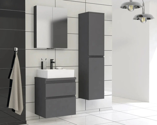 Badrum med tvättställ, spegelskåp och högskåp i modern design