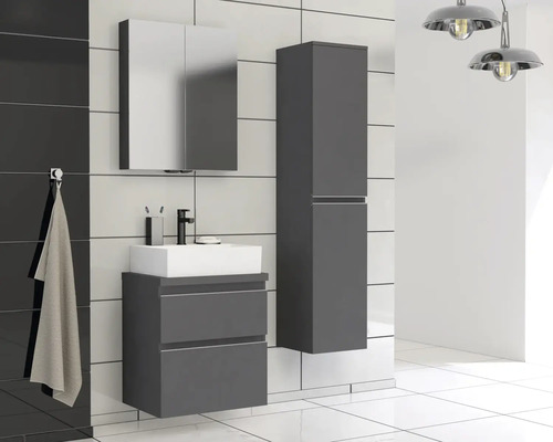 Badrum med tvättställsskåp, spegelskåp och högskåp i en modern design.
