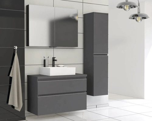 Badrum med tvättställsskåp, spegelskåp och högskåp i modern design
