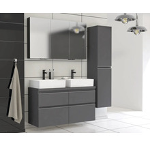 Badrum med dubbla handfat, spegelskåp och högskåp i modern design