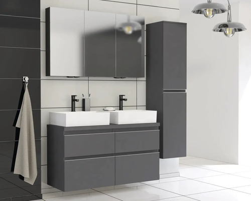 Badrum med dubbla handfat, spegelskåp och högskåp i modern design