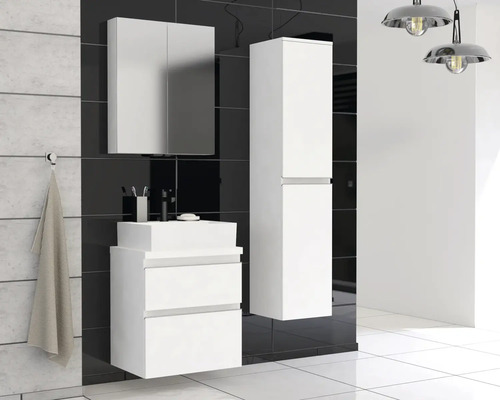 Badrum med tvättställsskåp, spegelskåp och högskåp