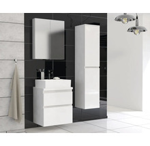 Badrum med tvättställ, spegelskåp och högskåp i modern design