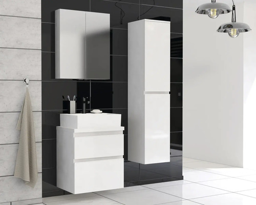 Badrum med tvättställ, spegelskåp och högskåp i modern design