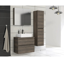 Modern badrum med tvättställsskåp, spegelskåp och högskåp i trälook