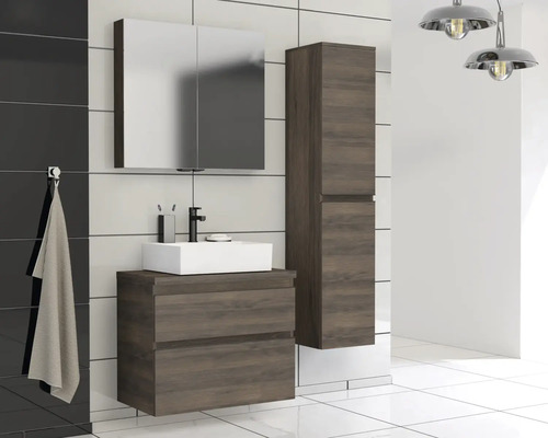 Modern badrum med tvättställsskåp, spegelskåp och högskåp i trälook