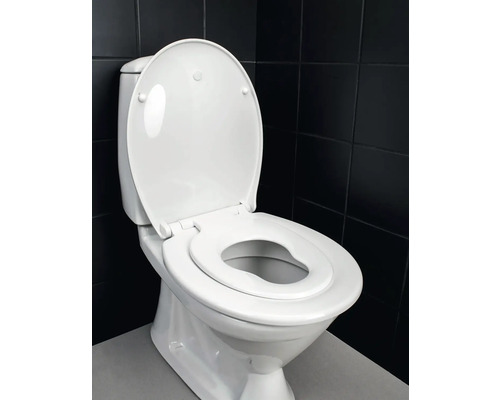 Toalett med öppet lock och barnsits