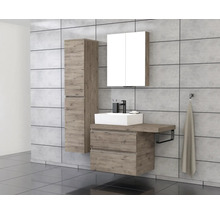 Badrum med tvättställ, spegelskåp och högskåp i modern design