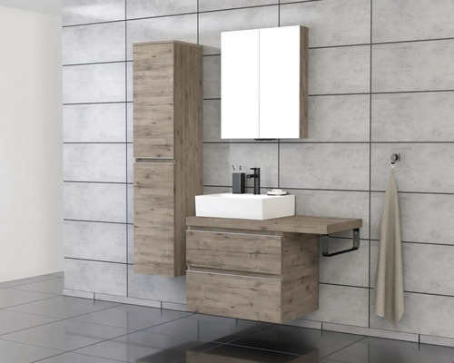 Badrum med tvättställ, spegelskåp och högskåp i modern design