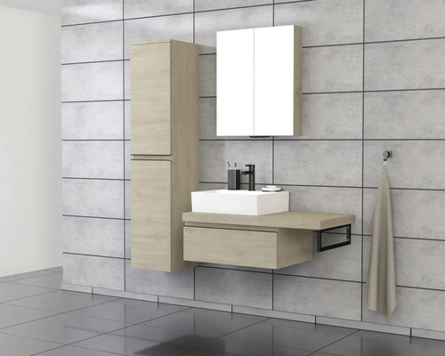 Modernt badrum med tvättställ, spegelskåp och högskåp