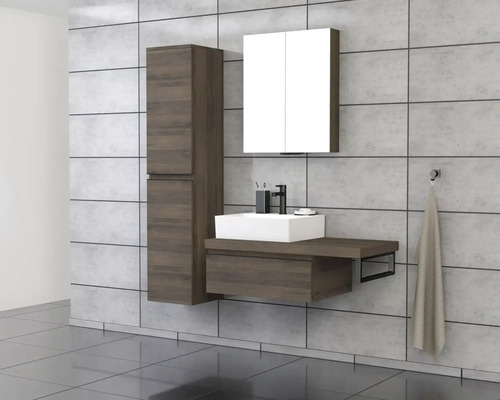 Modern badrumsmöbel med tvättställ, spegelskåp och högskåp