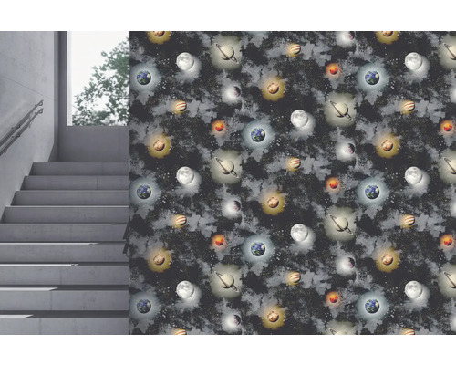 Rymdtapet med planetmönster bredvid en trappa