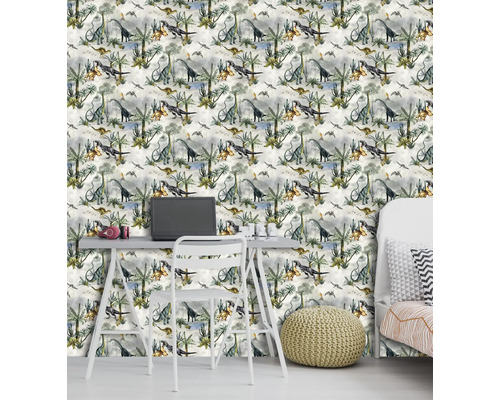 Rum med en dinosaurietapet, ett skrivbord och en stol.