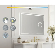 "Belyst spegel ovanför ett handfat med gyllene armatur och dekoration