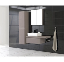 Modernt badrum med tvättställ, spegelskåp och högskåp i glänsande design