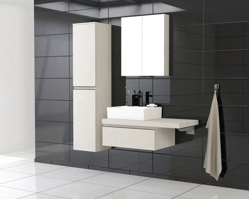 Badrum med tvättställ, spegelskåp och högskåp mot en mörk vägg