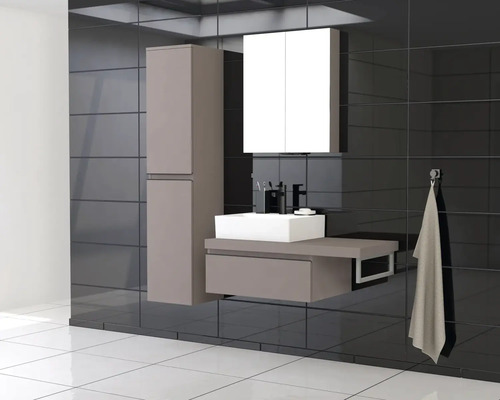 Modernt badrum med handfat, spegelskåp och högskåp mot en mörk kakelbakgrund