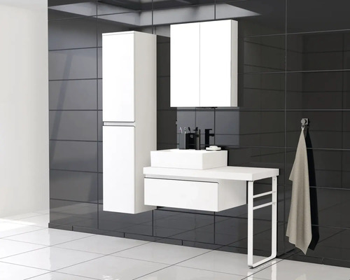 Badrum med tvättställ, underskåp, spegelskåp och högskåp