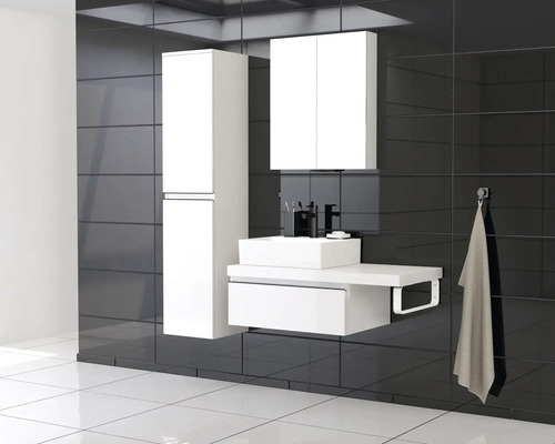 Modernt badrum med handfat, spegelskåp och högskåp