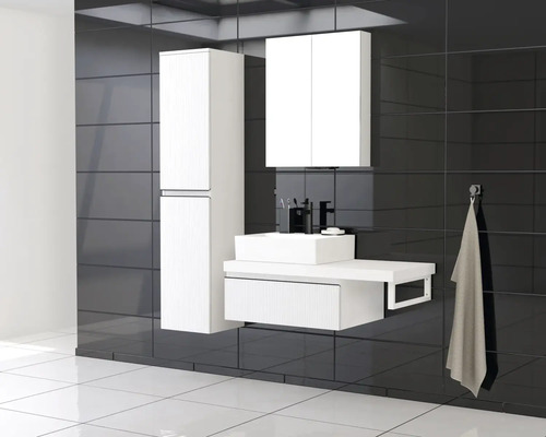 Modern badrumsmöbel med tvättställ, spegelskåp och högskåp