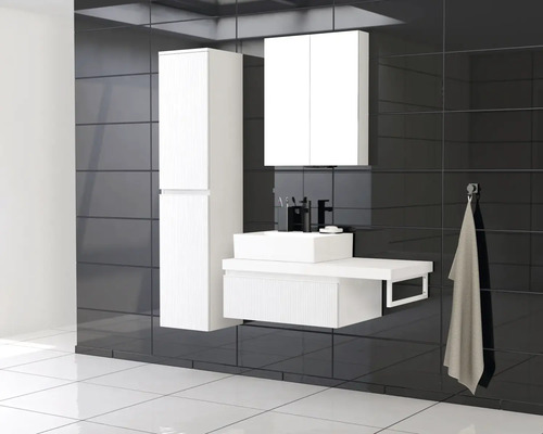 Modernt badrum med tvättställsskåp, spegelskåp och högskåp mot mörkt väggkakel