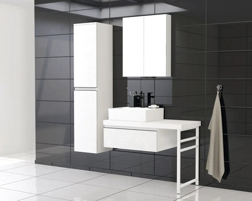 Modernt badrum med tvättställsskåp, spegelskåp och högskåp