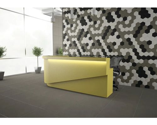 Ljust mottagningsområde med gul receptionsdisk och sexkantiga väggplattor