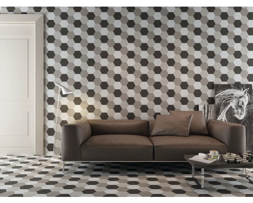 Vardagsrum med sexkantiga plattor på vägg och golv, brun soffa och sidobord