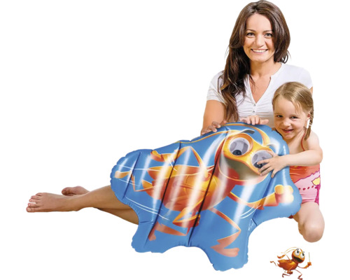 Kvinna och barn med uppblåsbar myra som vattenleksak